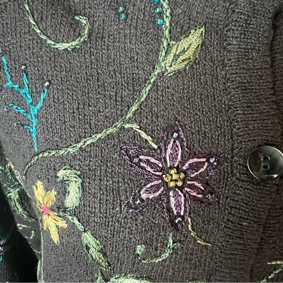 Stunning Floral Embroidered Black Sweater - Size Medium - Picture 3 of 7